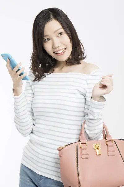 Studio Shot Van Mooie Japanse Vrouw Met Smartphone Weg Kijken — Stockfoto