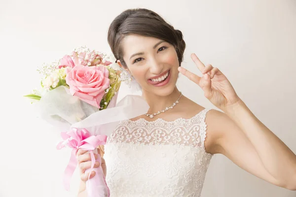 Mooie Aziatische Bruid Met Boeket Bloemen — Stockfoto