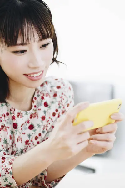 Retrato Joven Mujer Asiática Sonriente Usando Teléfono Inteligente — Foto de Stock