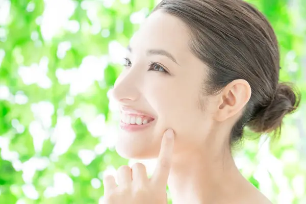 Schöne Asiatische Frau Mit Lächeln Schönheits Und Pflegekonzept — Stockfoto