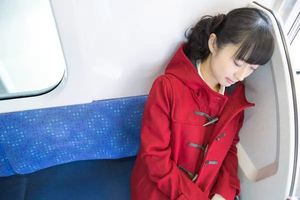 Asijská Dívka Spí Vlaku — Stock fotografie