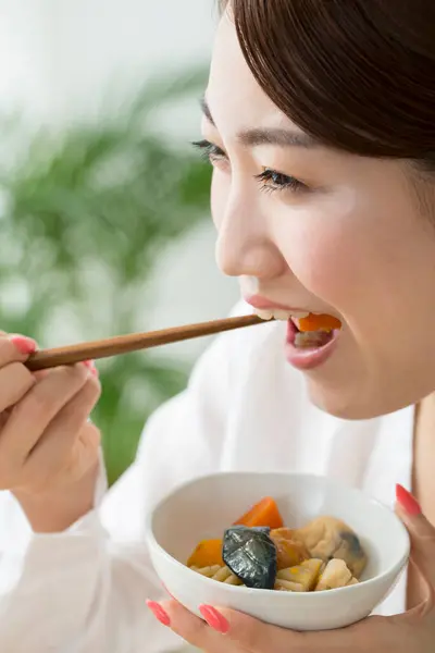 Junge Japanerin Isst Mit Essstäbchen — Stockfoto