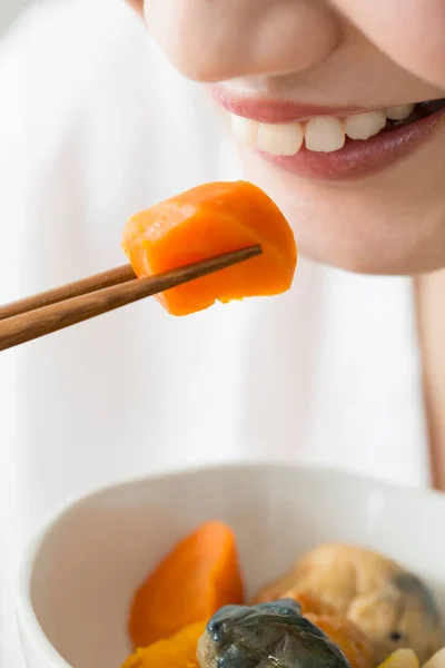 Genç Japon Kadın Çubuklarla Yemek Yiyor — Stok fotoğraf