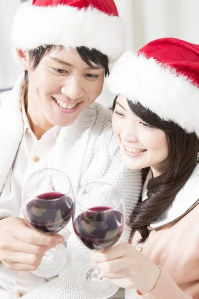 Casal Chapéus Natal Com Copos Vinho — Fotografia de Stock