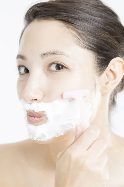 年轻的亚洲女人刮脸的画像 — 图库照片