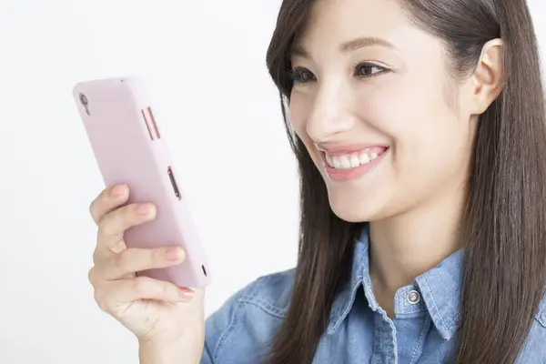 Młody Azji Kobieta Biorąc Selfie Smartphone Białym Tle — Zdjęcie stockowe