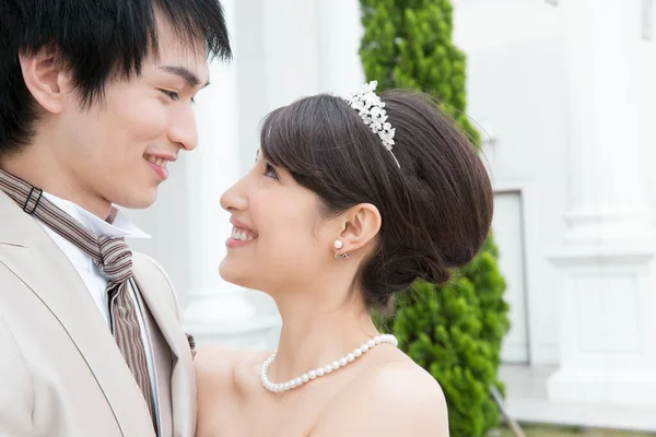美しい幸せな若いアジアの結婚式のカップルの肖像画ハグ — ストック写真