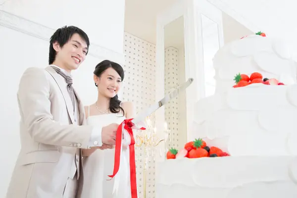 Schönes Junges Hochzeitspaar Schneidet Festliche Torte Mit Messer Auf — Stockfoto