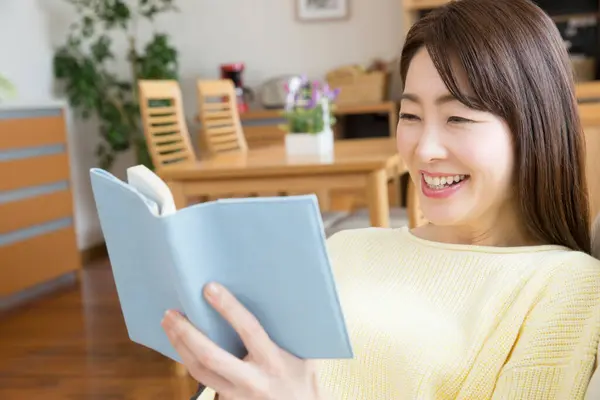 Jong Mooi Aziatisch Vrouw Het Lezen Van Een Boek Een — Stockfoto