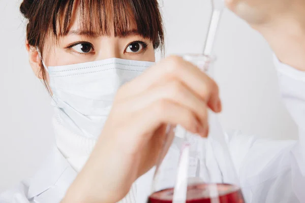 Jonge Aziatische Vrouwelijke Wetenschapper Met Gezichtsmasker Werkend Studioshoot — Stockfoto
