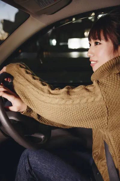 Jonge Aziatische Vrouw Rijden Auto Nachts — Stockfoto