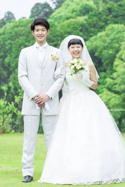 公园里年轻的亚洲新婚夫妇的肖像 — 图库照片