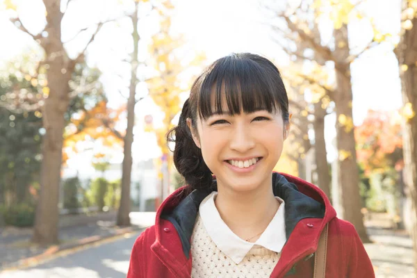 Jovem Menina Japonesa Parque Outono — Fotografia de Stock