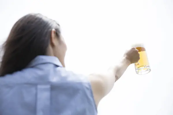 Azjatycka Kobieta Pije Piwo — Zdjęcie stockowe