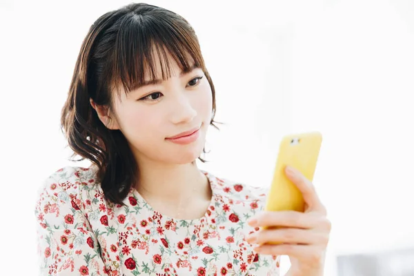 Портрет Усміхненої Молодої Азіатки Використовує Смартфон — стокове фото
