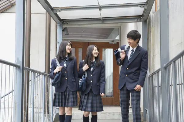 Πορτρέτο Των Νέων Ιαπώνων Μαθητών Τσάντες Στο Σχολείο — Φωτογραφία Αρχείου