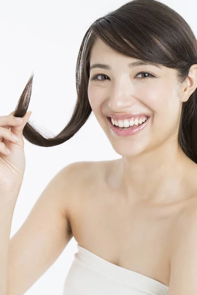 日本の女性は彼女の長い髪を保持し 髪の端を分割することを見ています — ストック写真