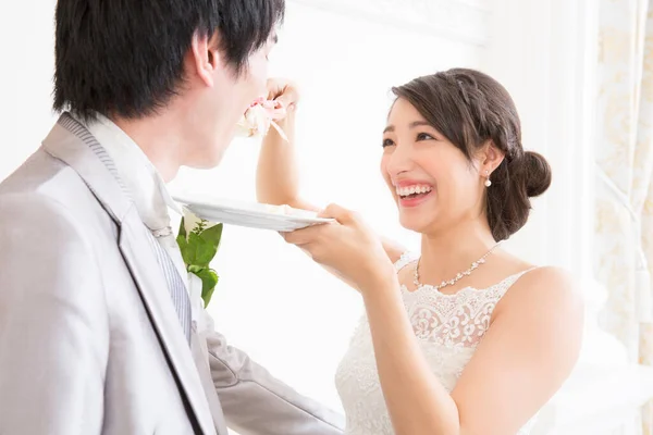 Bela Noiva Jovem Feliz Alimentando Noivo Bonito Com Bolo Casamento — Fotografia de Stock