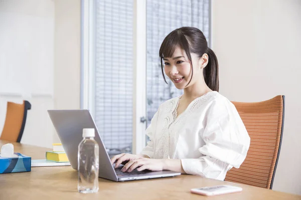 Young Asian Businesswoman Using Laptop Her Office — Stock Photo, Image