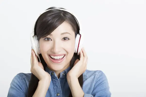 Mutlu Gülümseyen Asyalı Bir Kadının Portresi Kulaklıkla Müzik Dinliyor — Stok fotoğraf