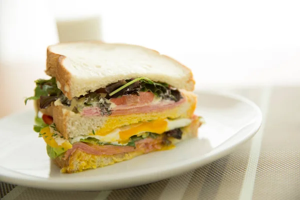 Вид Вкусный Сэндвич Кухонном Столе — стоковое фото