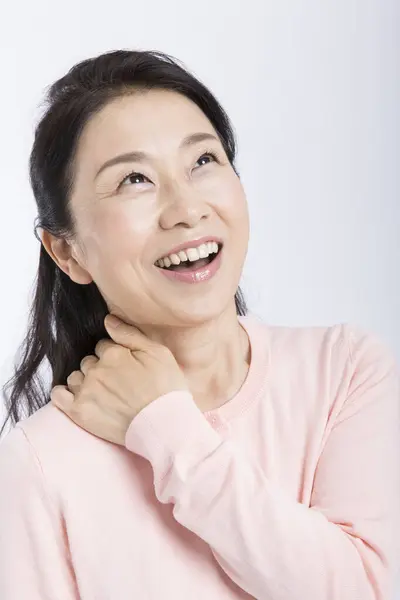 Wanita Asia Yang Bahagia Menyentuh Leher Dan Tersenyum Rekaman Studio — Stok Foto