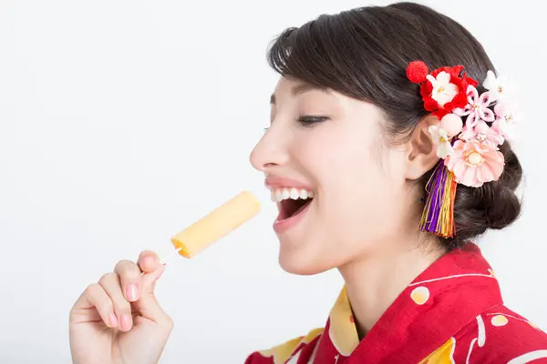 Retrato Hermosa Joven Con Kimono Tradicional Japonés Comiendo Helado — Foto de Stock