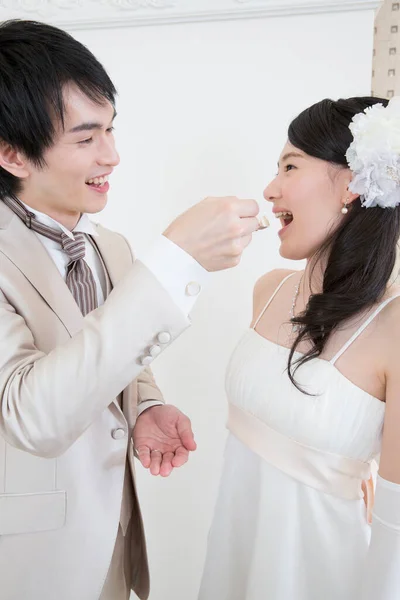 Bello Giovane Sposo Alimentazione Bella Sposa Con Torta Nuziale — Foto Stock