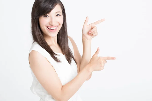 Красивая Японская Женщина Показывает Пальцами Белом Фоне — стоковое фото