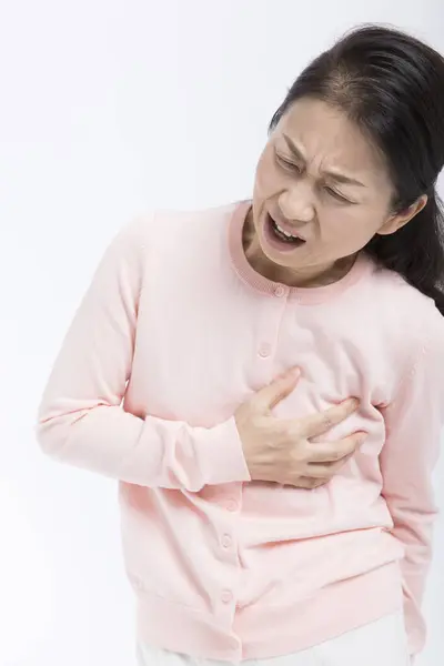 Sênior Asiático Mulher Tem Dor Peito Ataque Cardíaco Isolado Branco — Fotografia de Stock