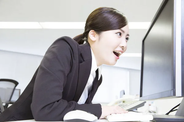 Joven Sorprendido Asiático Mujer Negocios Trabajando Con Computadora Oficina — Foto de Stock