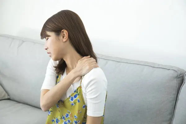 家中肩部疼痛的妇女 — 图库照片