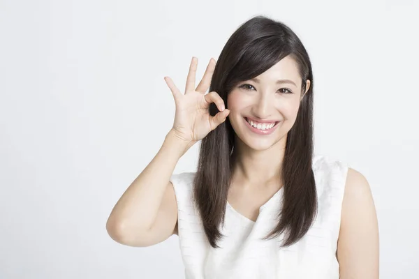 Mulher Japonesa Bonita Mostrando Gesto Fundo Branco — Fotografia de Stock