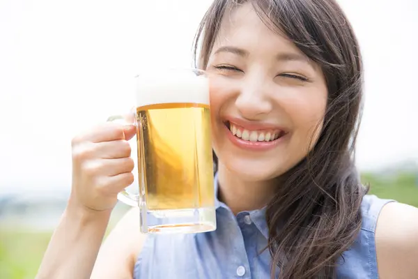 Asiatique Femme Boire Bière — Photo