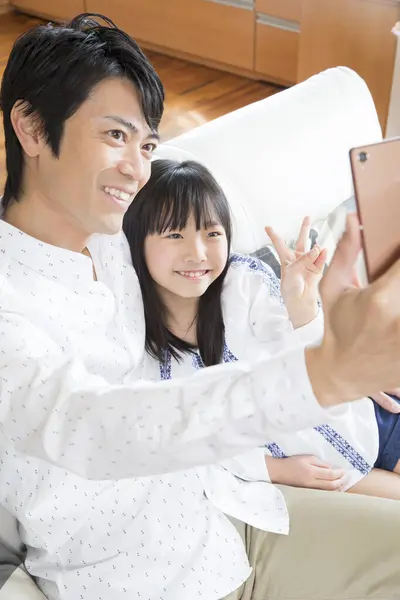 Mutlu Asyalı Aile Akıllı Telefonuyla Selfie Çekiyor — Stok fotoğraf