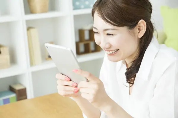 Joven Mujer Asiática Usando Tableta Sala Estar — Foto de Stock