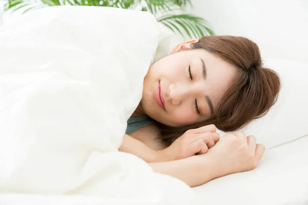 ベッドルームで寝ている美しいアジアの女性 — ストック写真