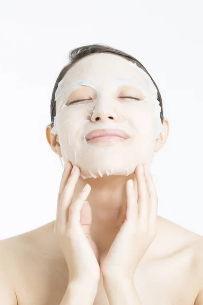 Красивая Азиатка Маске Белом Фоне Концепция Skincare — стоковое фото