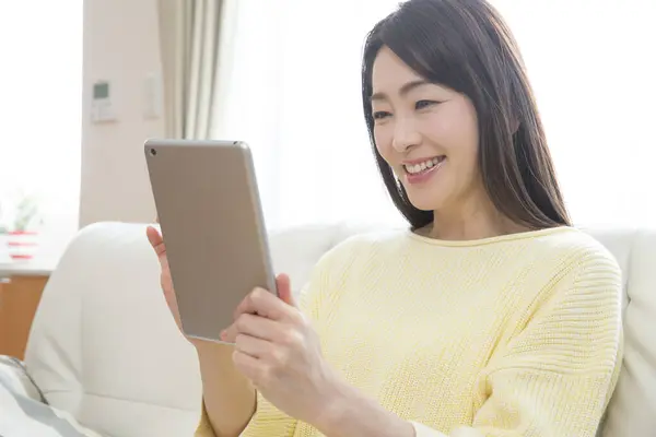 Jong Aziatisch Vrouw Met Behulp Van Haar Tablet Computer Thuis — Stockfoto