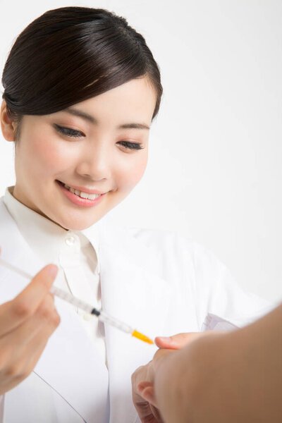 молодая женщина врач делает инъекции