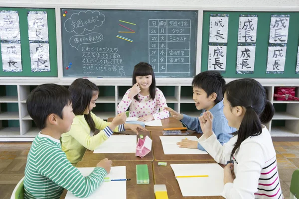 Asyalı Okul Çocukları Sınıfta Okuyor — Stok fotoğraf