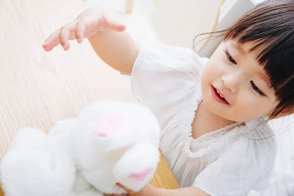 ホームインテリアでおもちゃで遊ぶかわいい日本の女の子のクローズアップショット — ストック写真