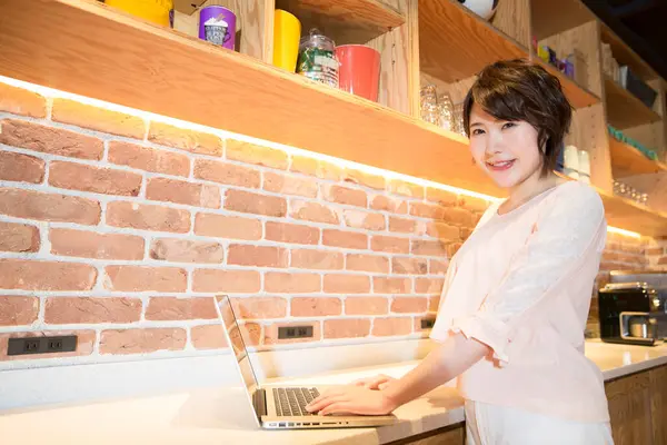 Kafede Dizüstü Bilgisayarda Çalışan Genç Asyalı Kadın — Stok fotoğraf