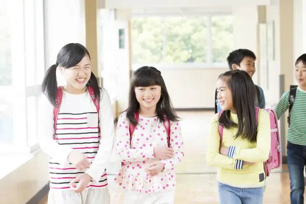 Groep Van Japanse Kinderen Met Rugzakken Wandelen Schoolgang — Stockfoto