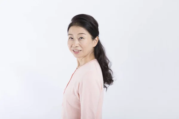 Leende Asiatisk Senior Kvinna Poserar Vit Bakgrund Studio Skjuta — Stockfoto