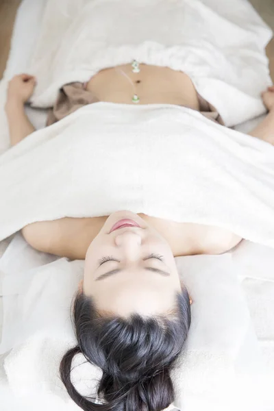 Schöne Japanerin Bekommt Akupunktur Behandlung Beauty Spa — Stockfoto