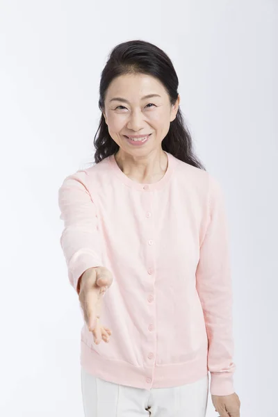 Starszy Azji Kobieta Dając Jej Ręka Dla Uścisk Dłoni Odizolowanym — Zdjęcie stockowe