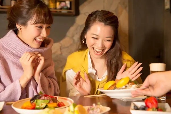 Šťastný Asijské Žena Snídaní Restauraci — Stock fotografie