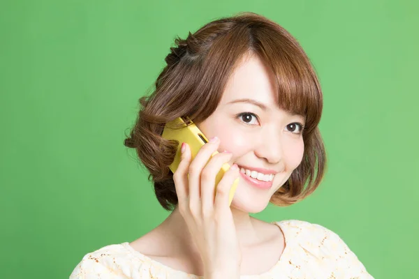 Porträt Einer Schönen Japanerin Die Auf Einem Smartphone Auf Grünem — Stockfoto