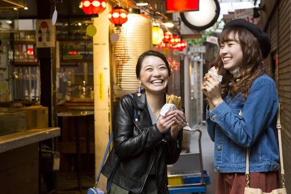 Δύο Νεαρές Γυναίκες Που Τρώνε Σνακ Στο Δρόμο — Φωτογραφία Αρχείου